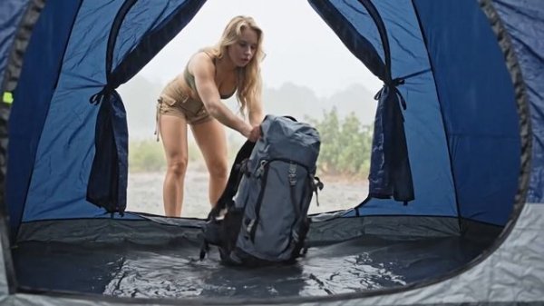 Мокрая киска одна в лесу. 18+. Эротика