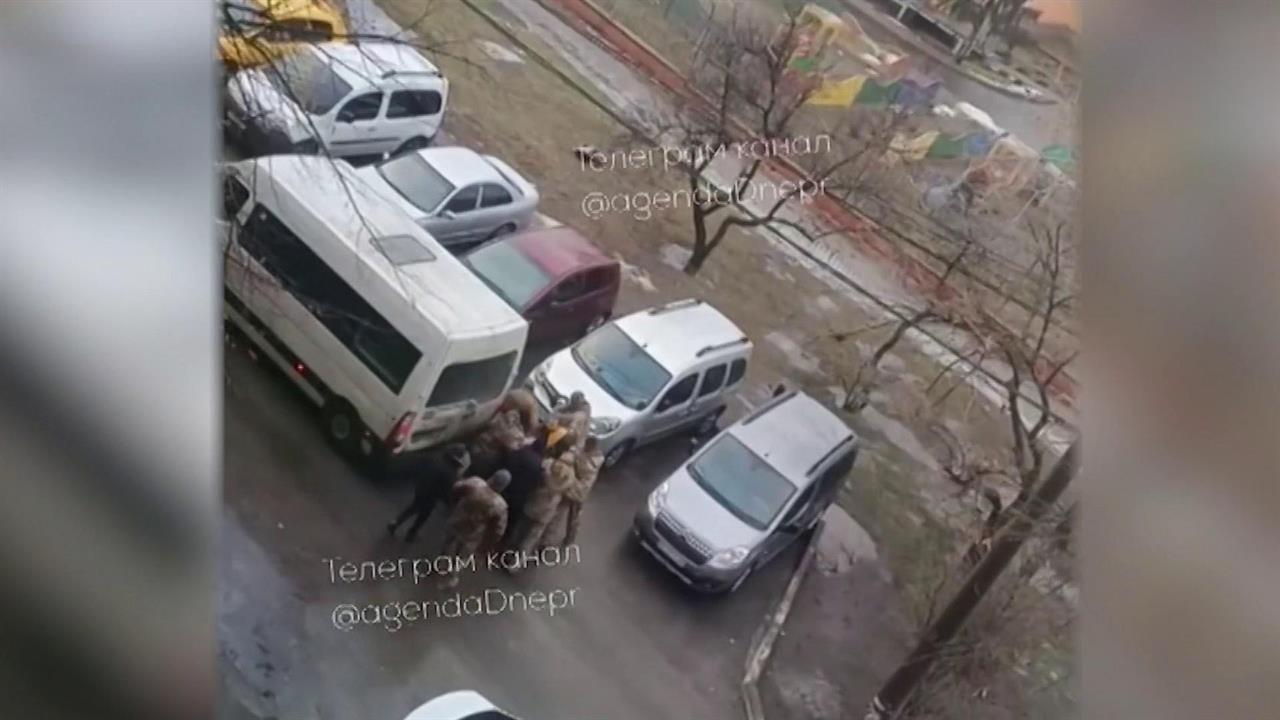 В Верховной Раде призвали в срочном порядке закрыть выезд из страны для молодежи. смотреть онлайн