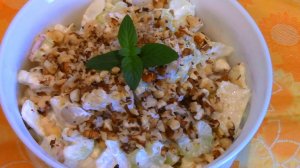 Вкусный салат из сельдерея и яблока.