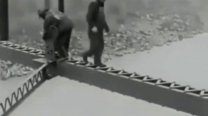 Вот так трудились наши деды без какой-либо страховки. Смотришь на это, и руки начинают потеть.