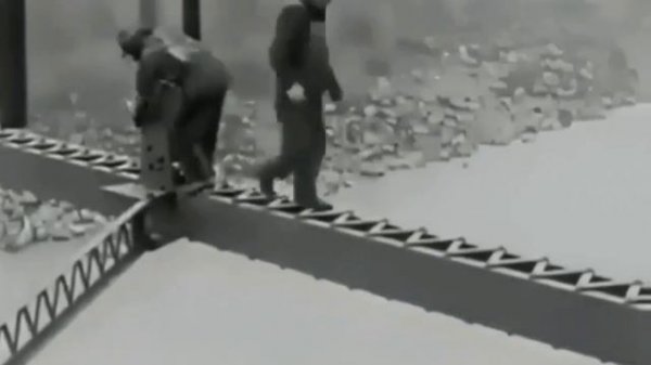 Вот так трудились наши деды без какой-либо страховки. Смотришь на это, и руки начинают потеть.