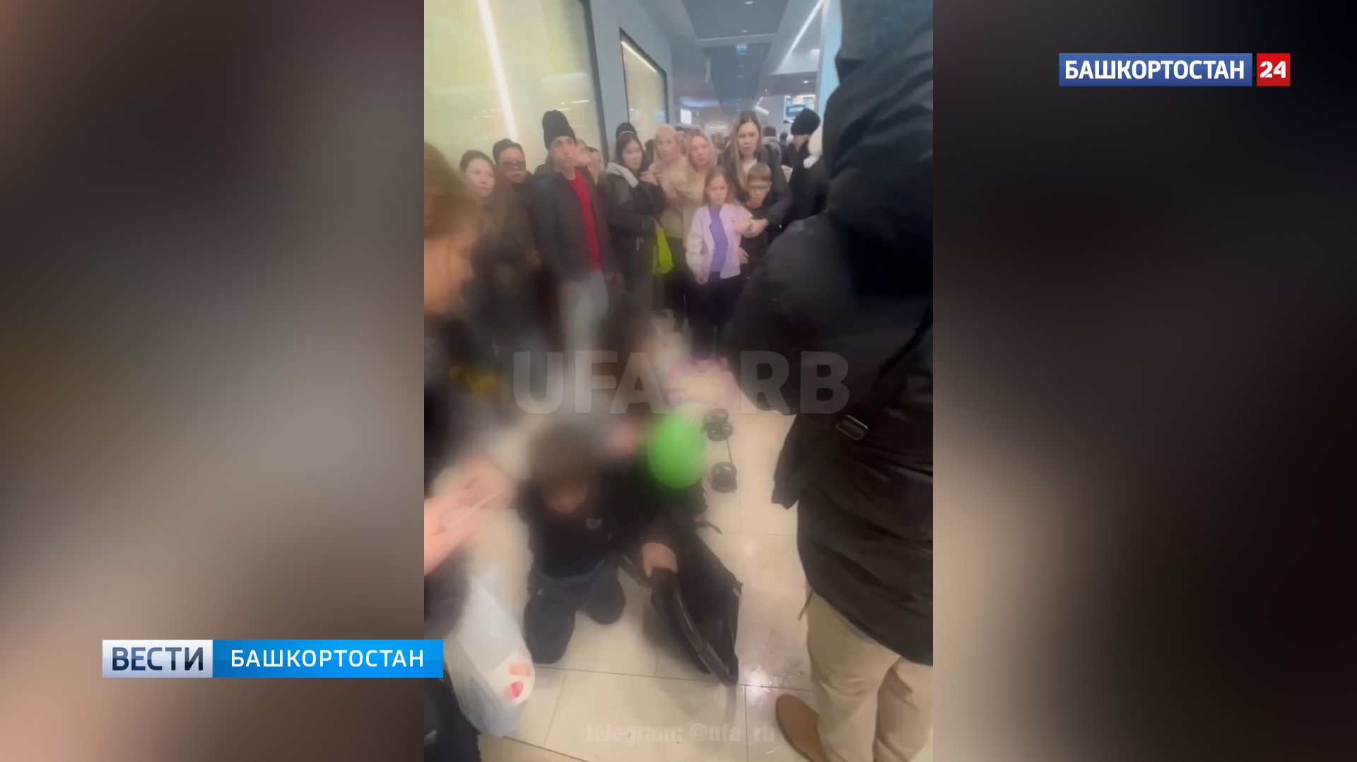 Шары, давка и драка женщин: в ТЦ в Уфе едва не затоптали мать с коляской смотреть онлайн