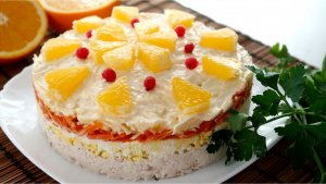 Слоеный салат с курицей, апельсином и морковкой по-корейски