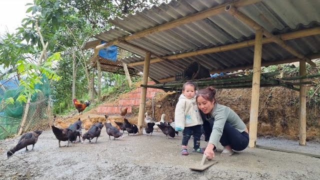 Мама поневоле. Дуонг. Заливаю пол для курятника. Сбор урожая чили и его продажа. Серия 52 смотреть онлайн