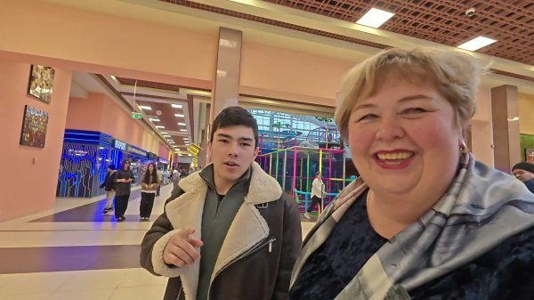 Приехали на птичий  рынок и я упала. Абдугани  выбирает книги. Ответ  про нашу квартиру. Что купили?