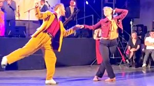 Забавная танцевальная импровизация в стиле БУГИ-ВУГИ - Сондре и Таня. #Танцы