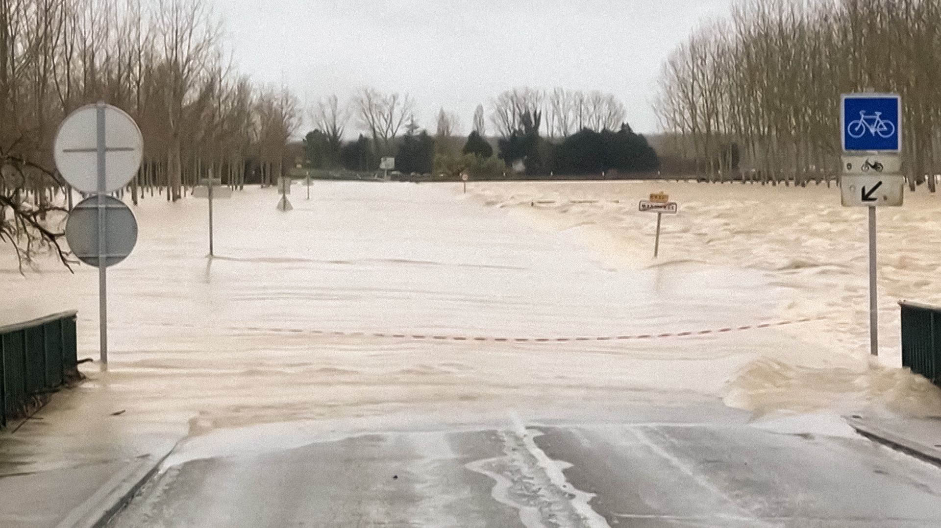 Юго-запад Франции ушел под воду, погибли 2 человека. Бурные потоки смывают все на своем пути смотреть онлайн