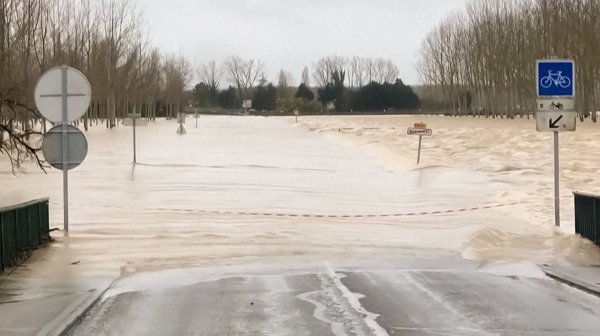 Юго-запад Франции ушел под воду, погибли 2 человека. Бурные потоки смывают все на своем пути