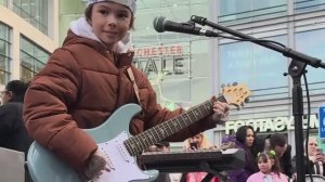 Мальчик играет на гитаре на площади Манчестера # гитара # дети # улица # игра # выступление