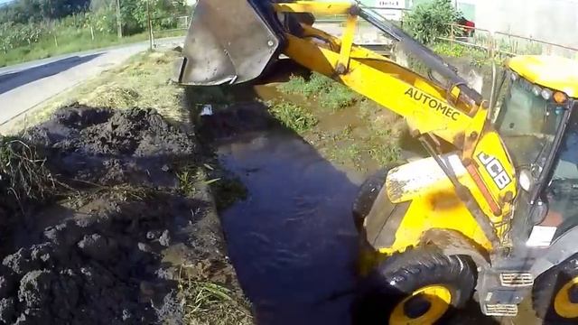Экскаватор-погрузчик JCB 4CX спускается вниз по течению(Экскаватор-погрузчик JCB 4CX спускается вниз смотреть онлайн