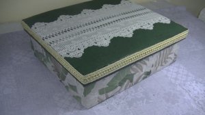 Декорируем коробку кружевами из монтажного клея .