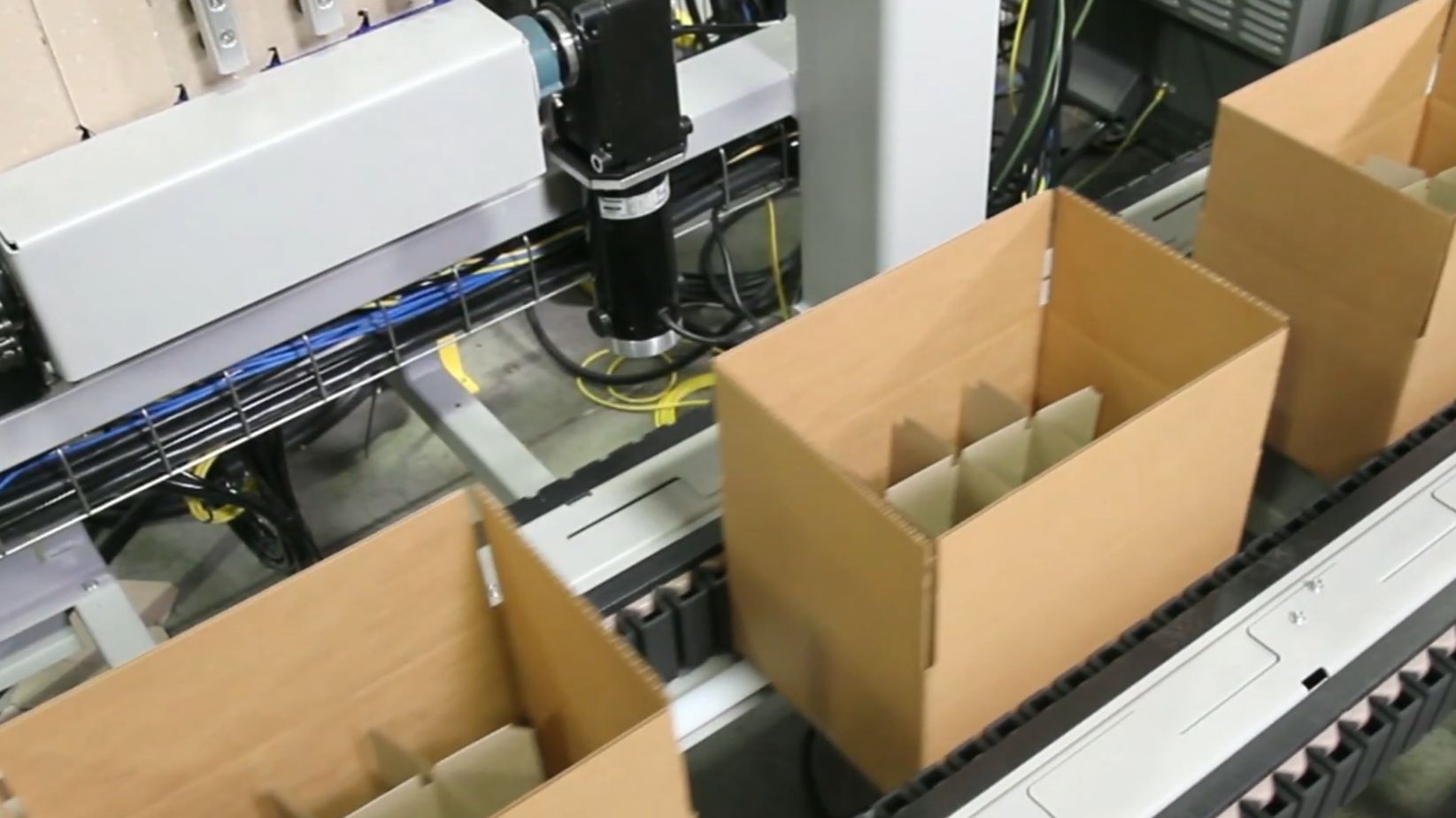 Укладка разделителей бутылок в короб