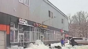 Наледь упала с крыши на голову девушки в Подмосковье. 

Инцидент случился вчера в Ивантеевке. На кад