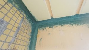 Потекло по стенам на балконе