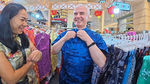 БЕЗУМНЫЙ ШОППИНГ в Паттайе! Вован собрался в КИТАЙ) Вы будете в ШОКЕ вот зачем тайцам МИКРОВОЛНОВКА?