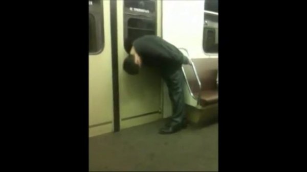 Съемки скрытой камерой от пассажиров метрополитена.