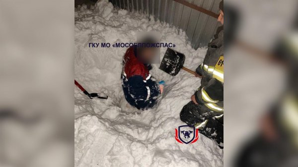 Спасатели вытащили мужчину из-под сугроба после схода снега с крыши в Подмосковье