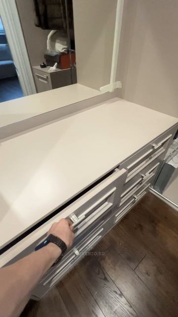 Угловая гардеробная комната в классическом стиле