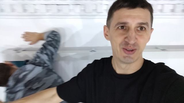 Вешаем шторы в актовом зале техникума после ремонта