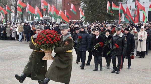 «Остров слез» в Минске собрал тысячи людей в День памяти воинов-интернационалистов