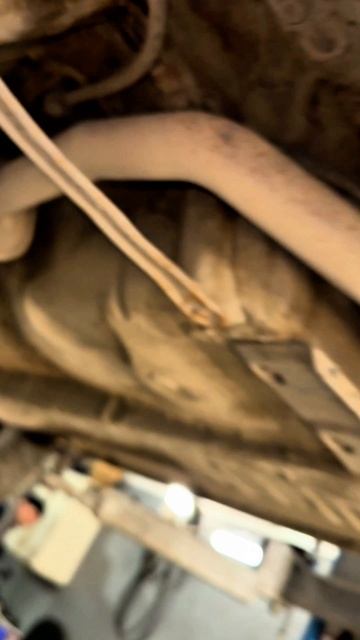 Так стучит рулевой наконечник.Стойки стабилизатора пришлось резать.