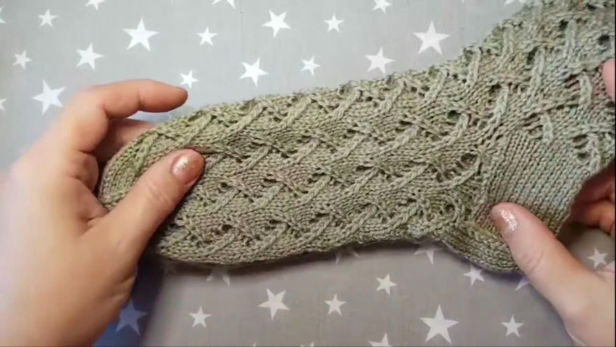 Ажурные вязаные носочки / подробный разбор узора.