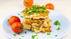 Румяные оладьи из куриной грудки с зеленью