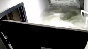 В Хабаровске водой вышибло дверь и затопило подвал
