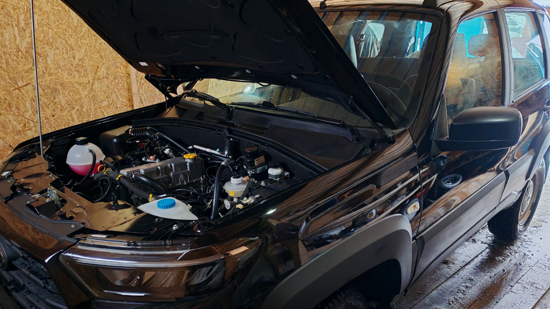 Нива Тревел 1.8 о двигателе ,замок на запаску. смотреть онлайн