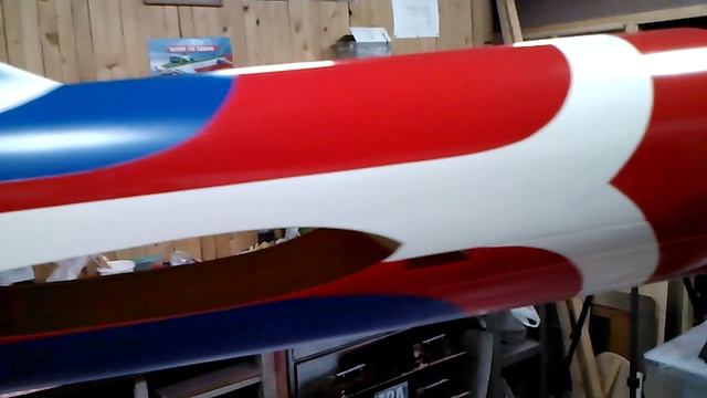 №185- Удалил маскировку на фюзеляже после покраски синим цветом.