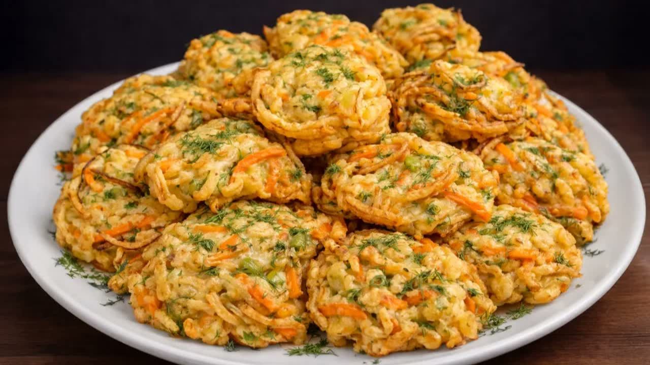 Съедаются вмиг! Смешала ЛУК с ЯЙЦАМИ — вся семья в восторге! Бабушкин рецепт из деревни смотреть онлайн