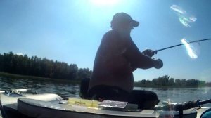 Что он творит гнет спиннинг в дугу .Жерех