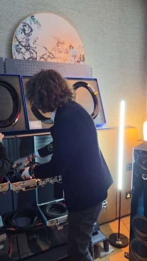 Почему такие дорогие кабели и есть ли смысл переплачивать?!)