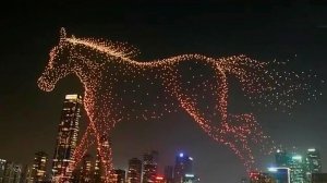 Световое шоу с парящей в небе огненной лошадью сняли на видео в Китае.