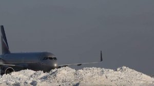 Самолет c трещиной на лобовом стекле приземлился в Шереметьево