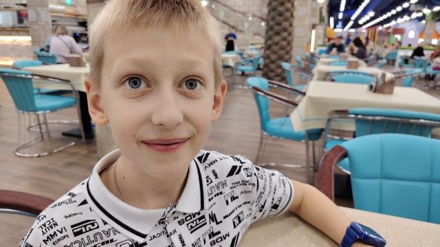 Тимофей шевелит бровями