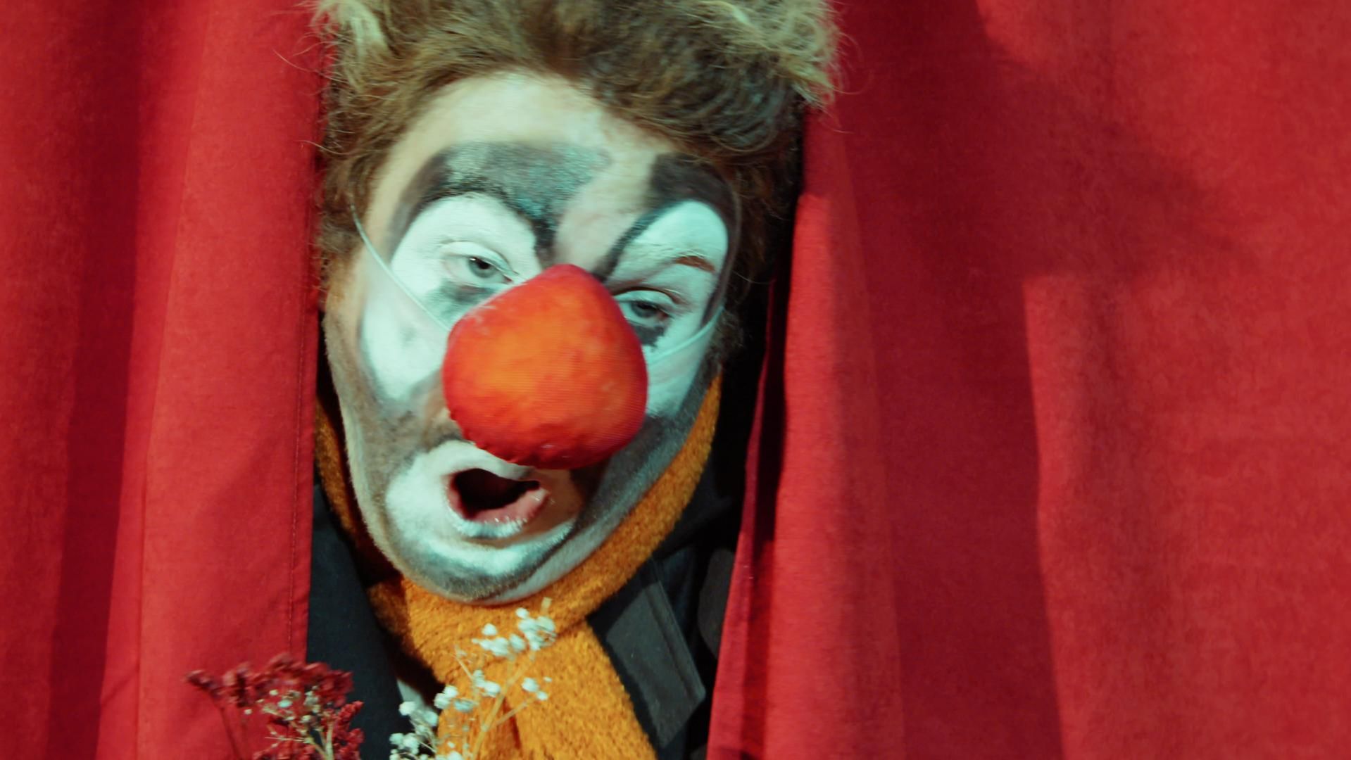 За маской улыбки.🎵 Музыка