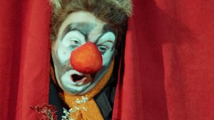 За маской улыбки.🎵 Музыка