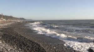 Схватка воды и камней - это берег моря. Прибой.