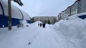 Троих детей госпитализировали после схода снега с крыши корта в Лянторе