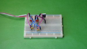 Симметричный мультивибратор. Подключение дополнительного транзистора.