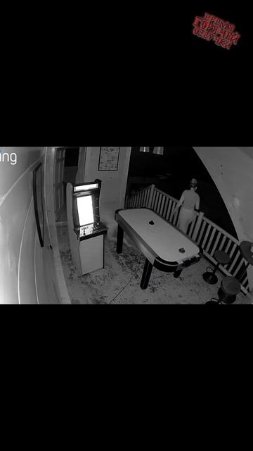 Жена застукала мужа за играми ночью.