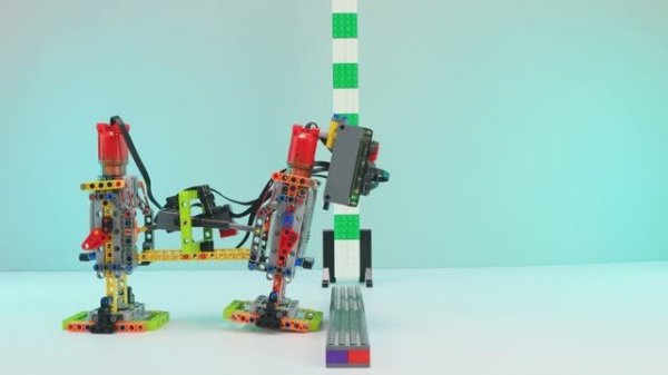 Механизмы Lego взбираются по стенам!