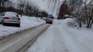 Проспект Амирхана. Снежная ж🤭па. Пешехода невозможно передвигаться по тротуара, которых не видно.
