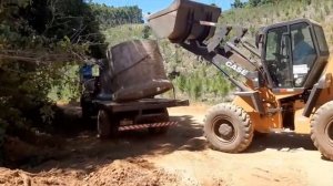 Гидравлический экскаватор, снимающий мост и прокладывающий трубы