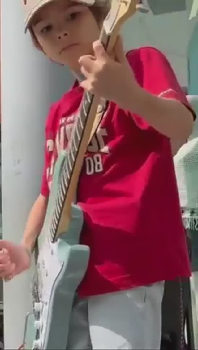 Леонардо Патрик из Манчестера, Великобритания. Sultans Of Swing - Dire Straits смотреть онлайн