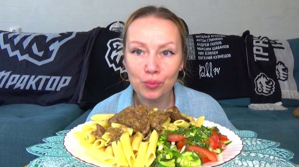 Мукбанг макароны с куриной печенью, салатик овощной. Еда вкуснота.