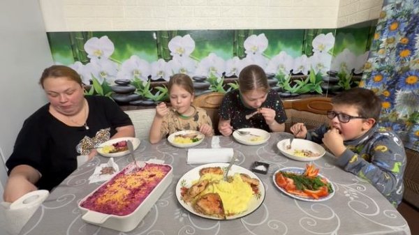 мукбанг. пюре с курицей и селёдка под шубой