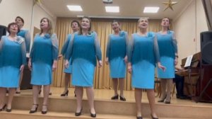 Месяц спрятался за рощу