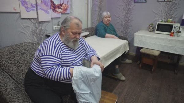 ПОДАРОК НА 23 ФЕВРАЛЯ ПАПЕ Что внутри этого пакета? ПОДВАЛ ИЛЬИЧА распаковка